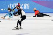 开云体育下载-短道速滑选手飘逸冰面上，奋力冲刺的简单介绍