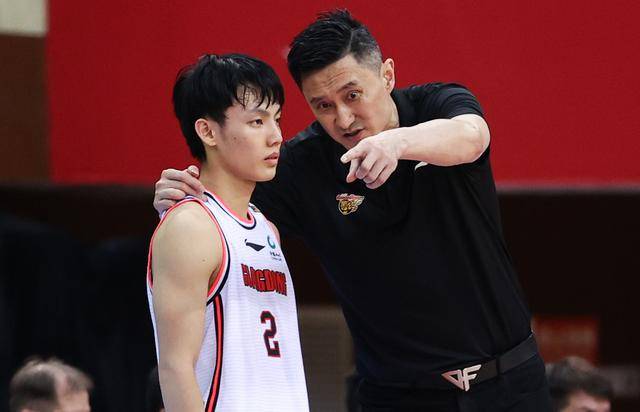 包含广东男篮再次展现强大实力，取得五连胜的词条