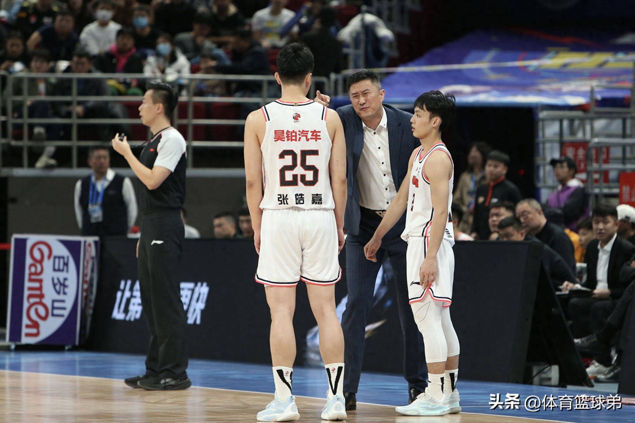 四川男篮主场不敌广东队，球员表现出色