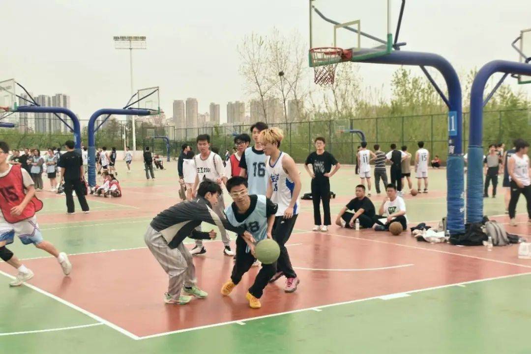 热烈竞逐，火爆球场，观众热情高涨的简单介绍