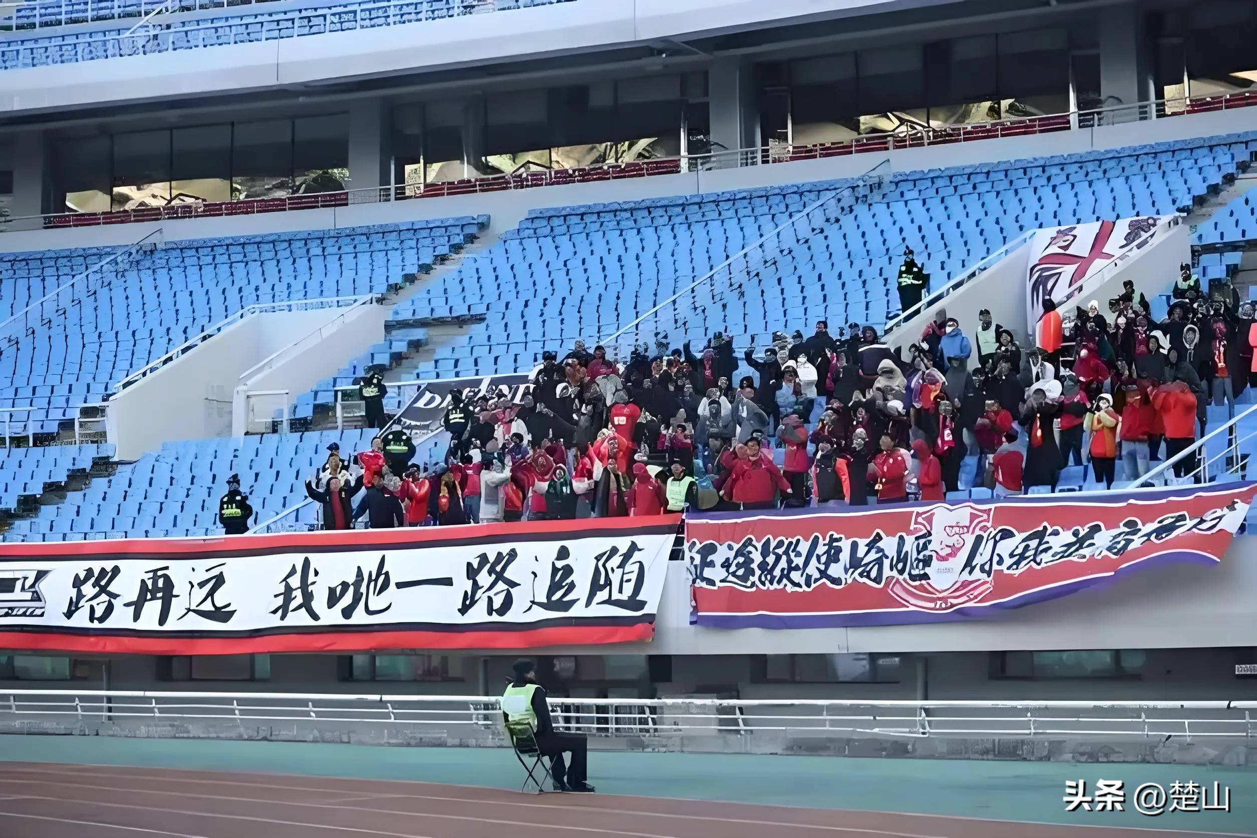 中国足球超级联赛新赛季拉开帷幕，全国32支球队角逐冠军荣耀的简单介绍