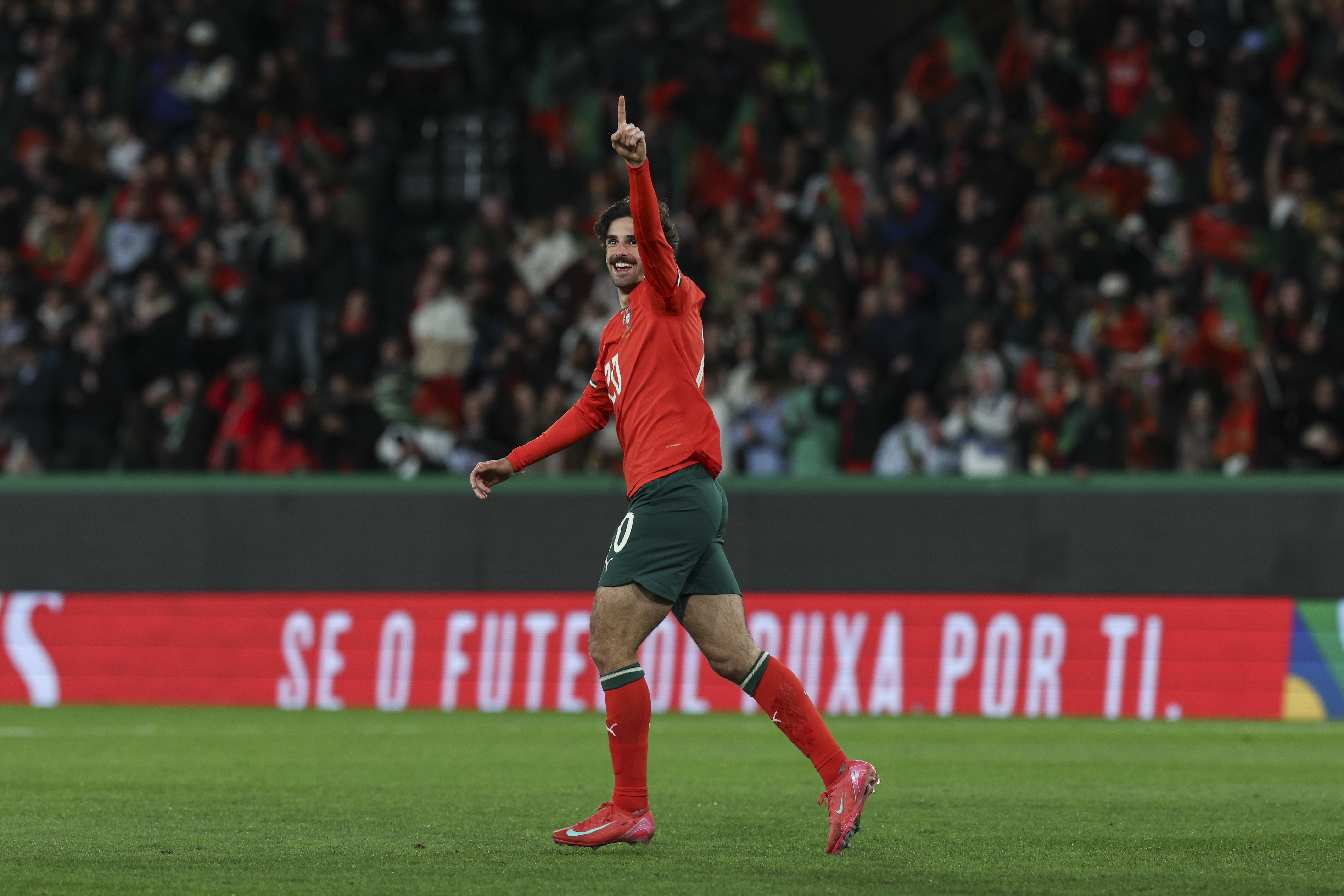 包含葡萄牙队长卢卡斯传射关键一球,为波尔图取得欧冠小组赛首胜的词条 包含葡萄牙队长卢卡斯传射关键一球,为波尔图取得欧冠小组赛首胜的词条