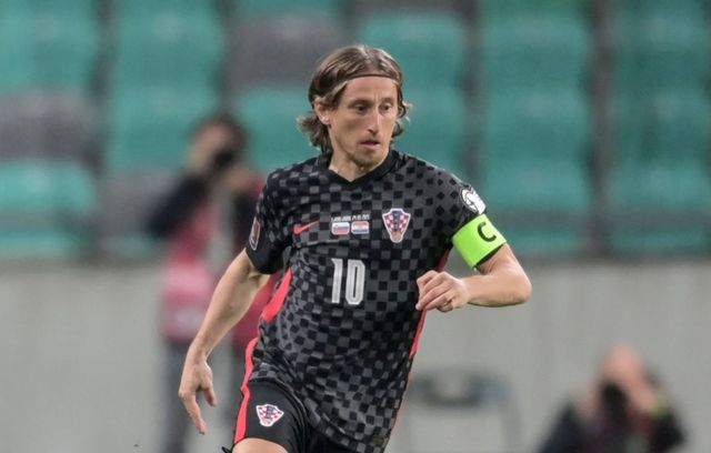 包含克罗地亚遭遇挑战，玻黑半场领先的词条