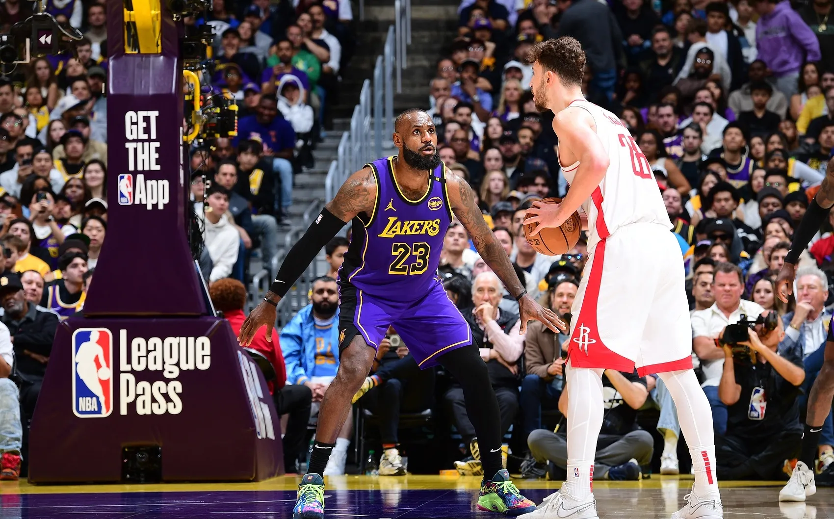 詹皇带队战胜篮网，连胜继续