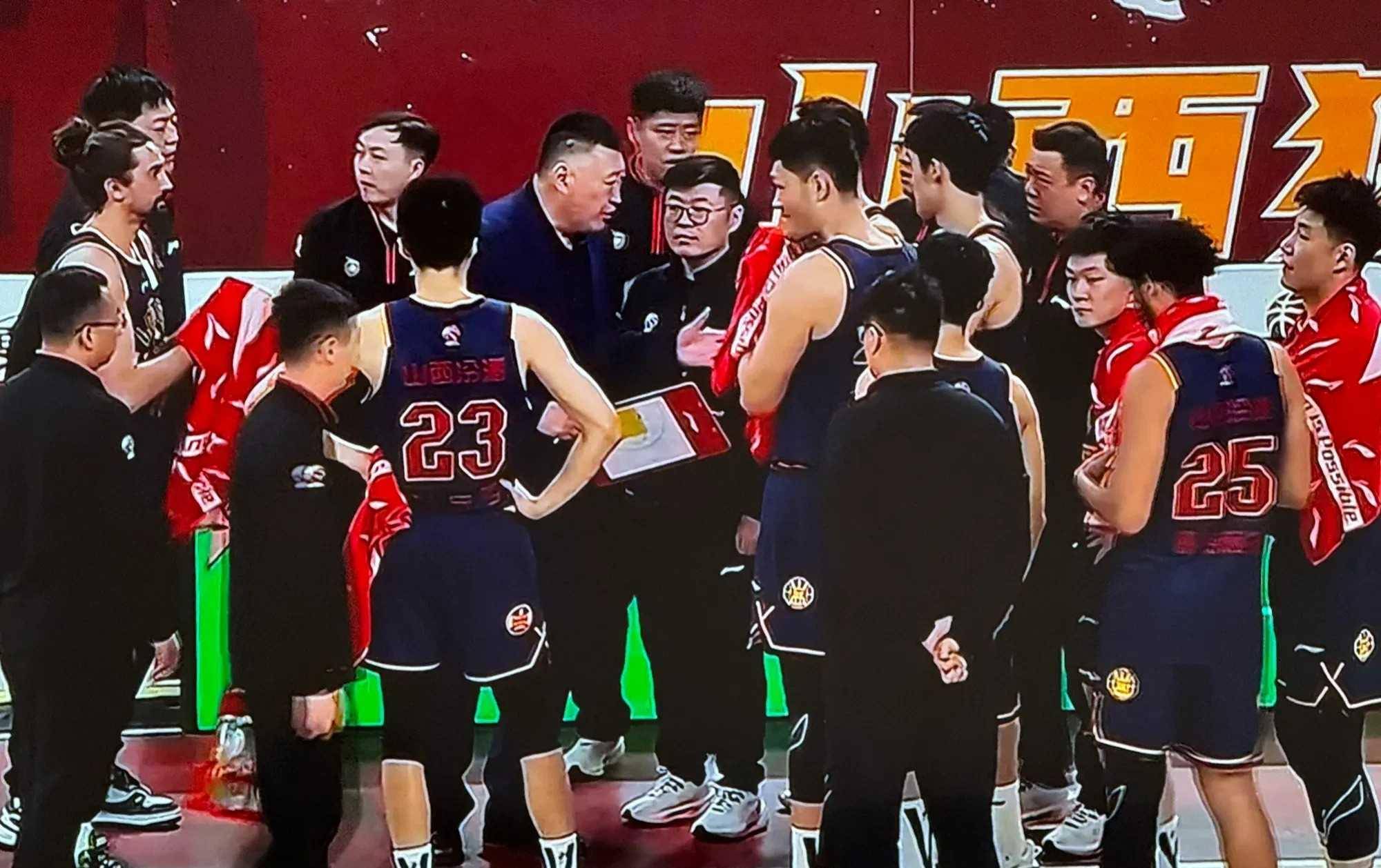 场面火爆！CBA观众席沸腾不已