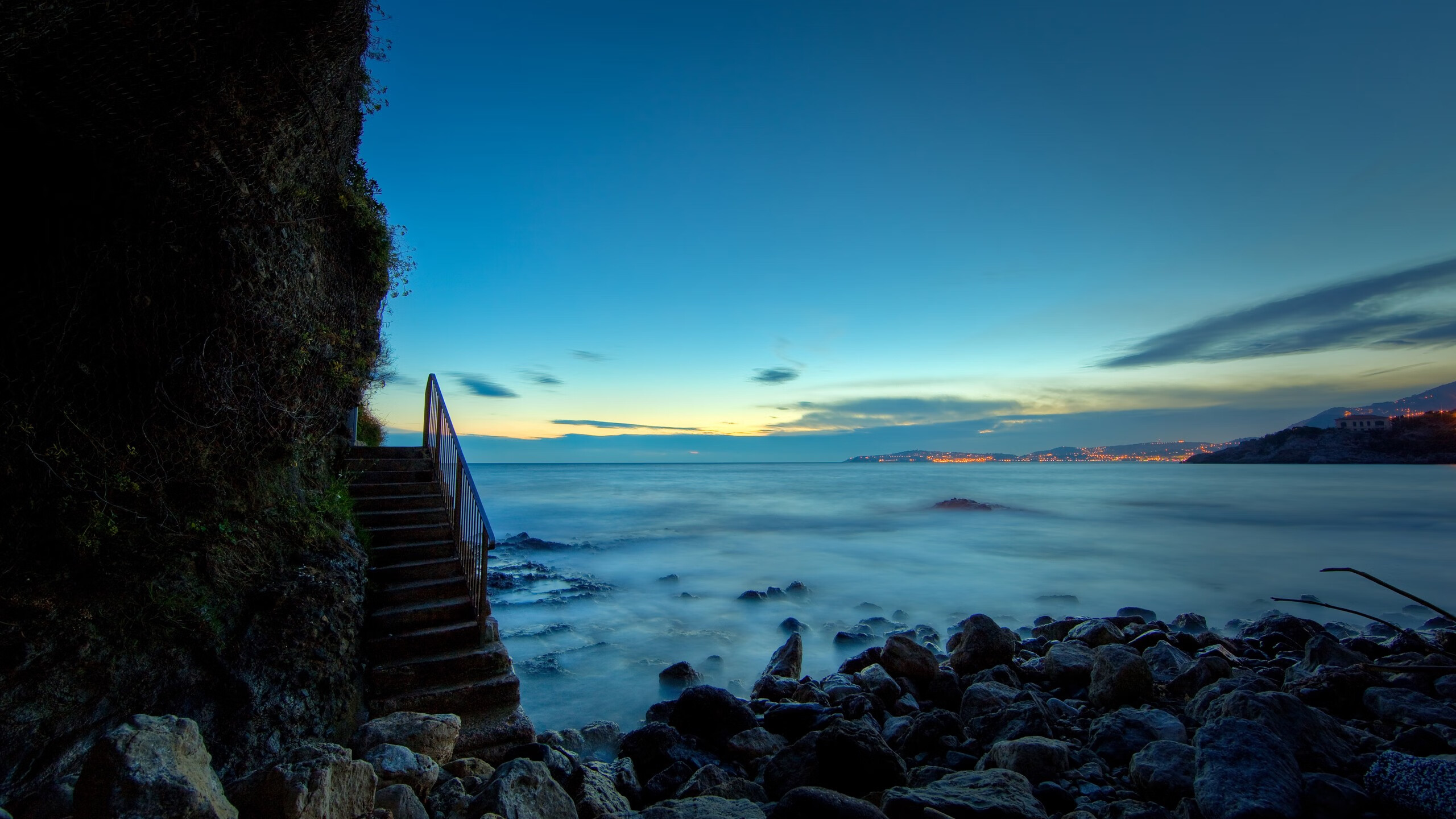 金玟哉铁闸锁雄狮，乌克兰稳舵破浪行