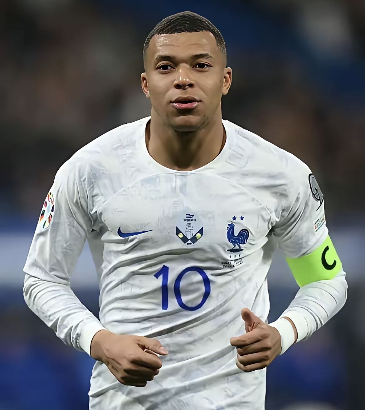 姆巴佩爆发，沙特狂胜阿尔及利亚